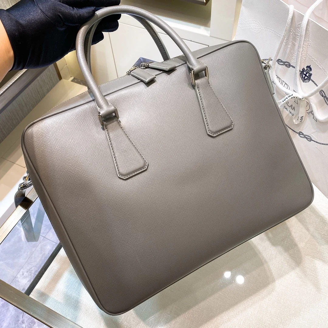 프라다 사피아노 삼각로고 레더 브리프케이스 그레이