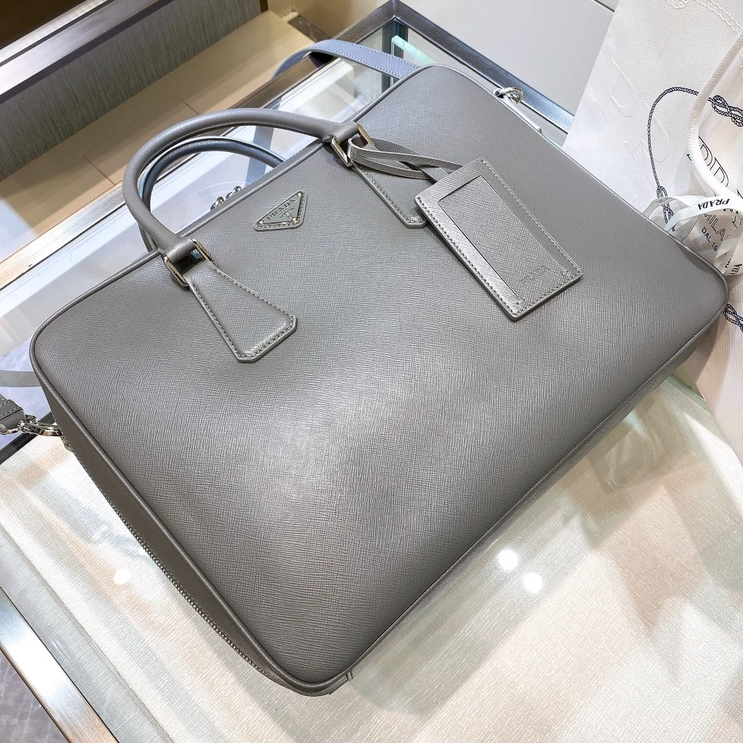 프라다 사피아노 삼각로고 레더 브리프케이스 그레이
