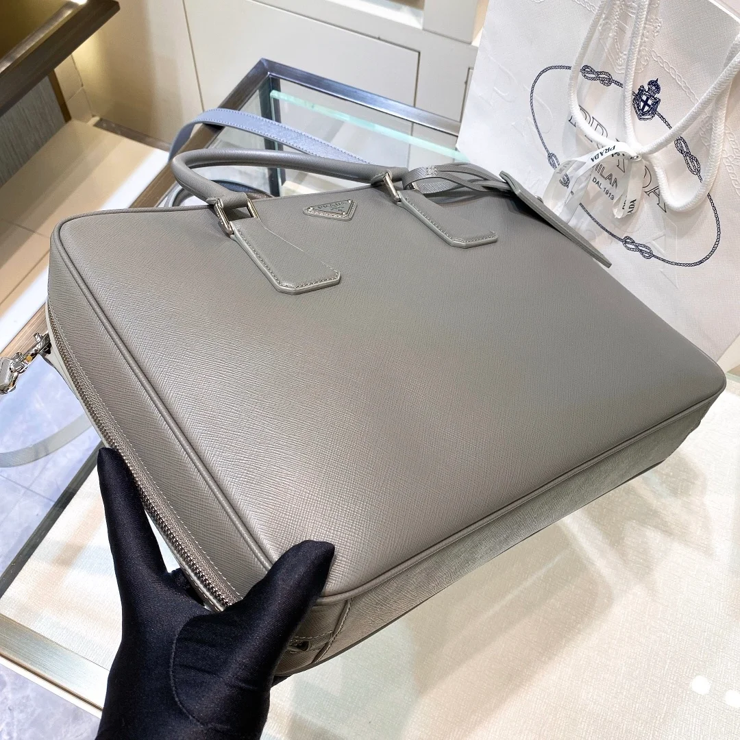 프라다 사피아노 삼각로고 레더 브리프케이스 그레이