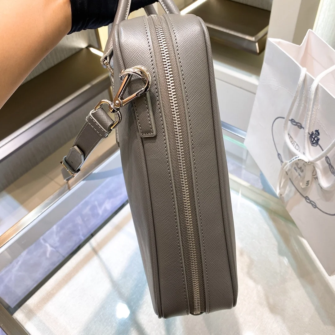 프라다 사피아노 삼각로고 레더 브리프케이스 그레이