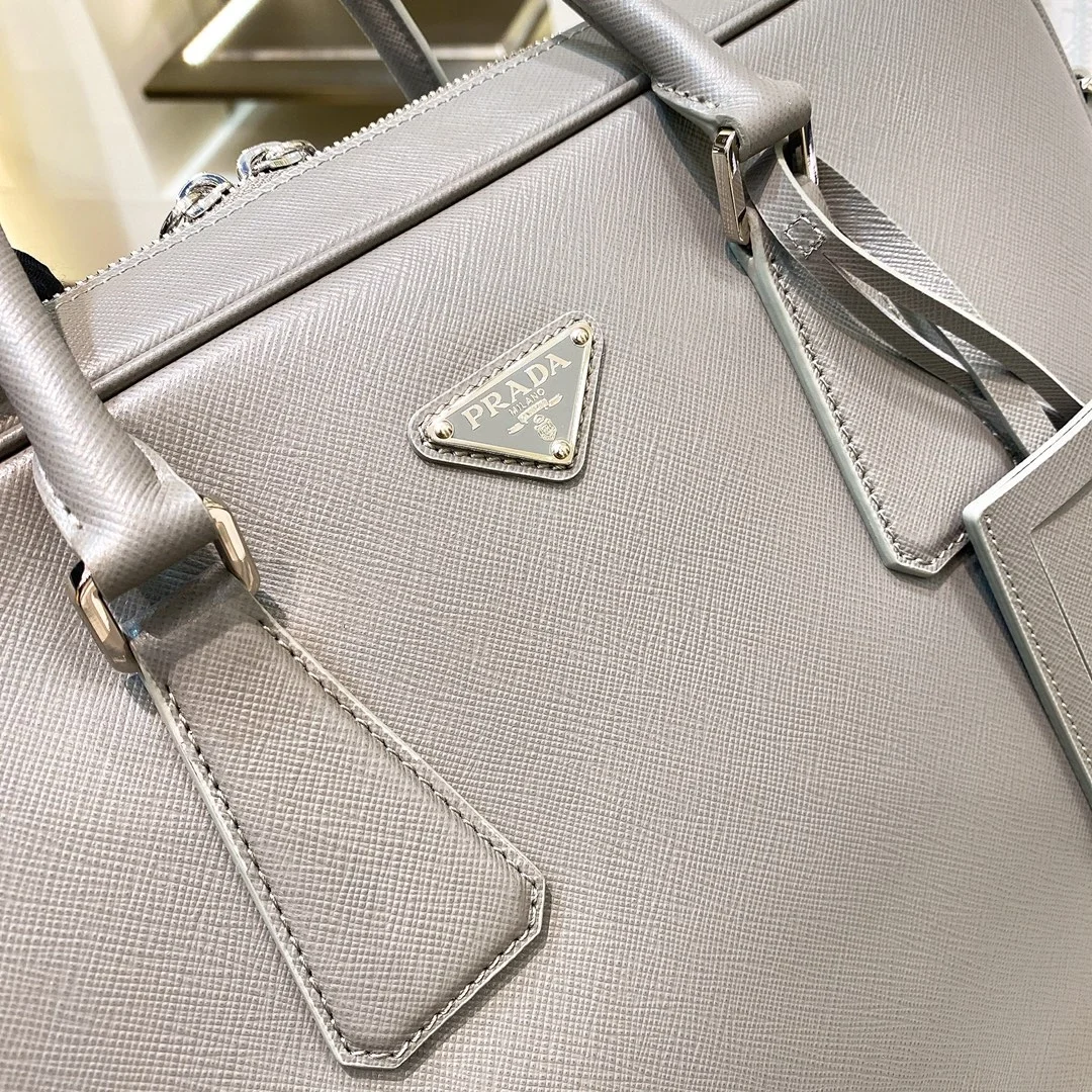 프라다 사피아노 삼각로고 레더 브리프케이스 그레이