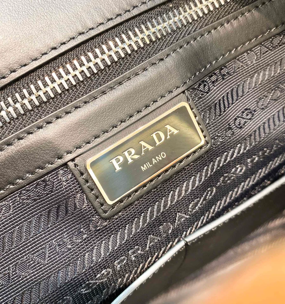 프라다 사피아노 삼각로고 레더 브리프케이스 그레이
