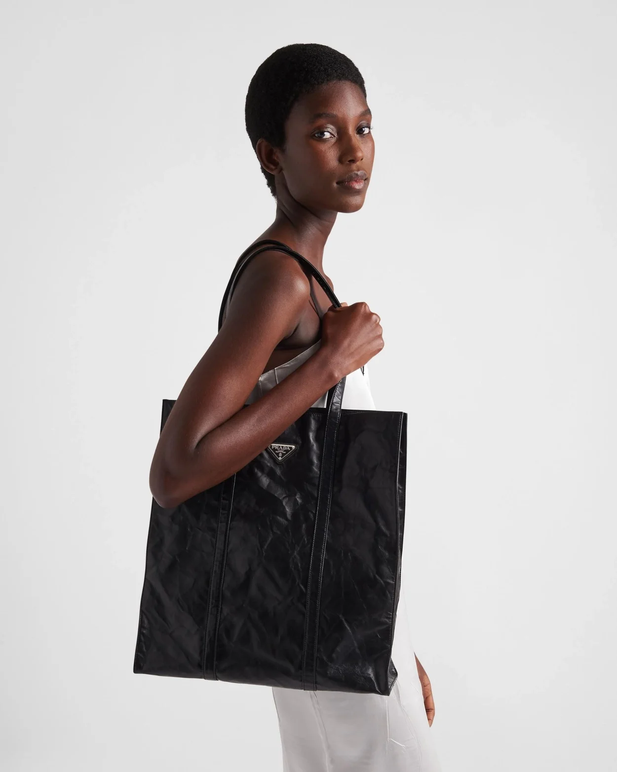 프라다 미디엄 엔틱 나파 레더 블랙