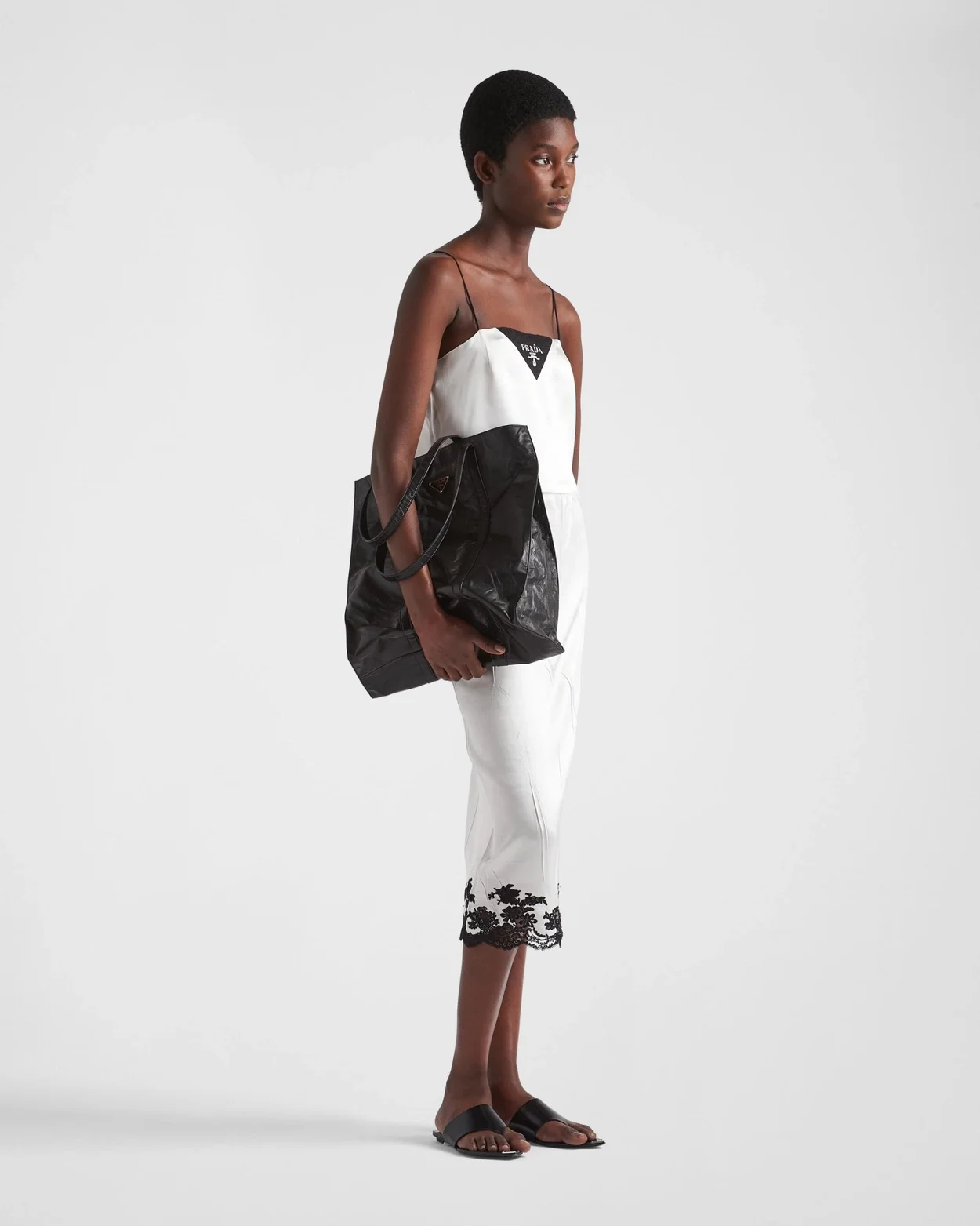 프라다 미디엄 엔틱 나파 레더 블랙