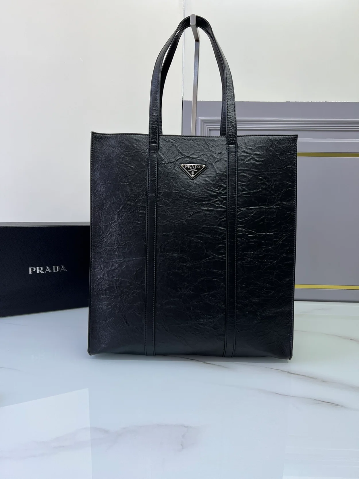 프라다 미디엄 엔틱 나파 레더 블랙