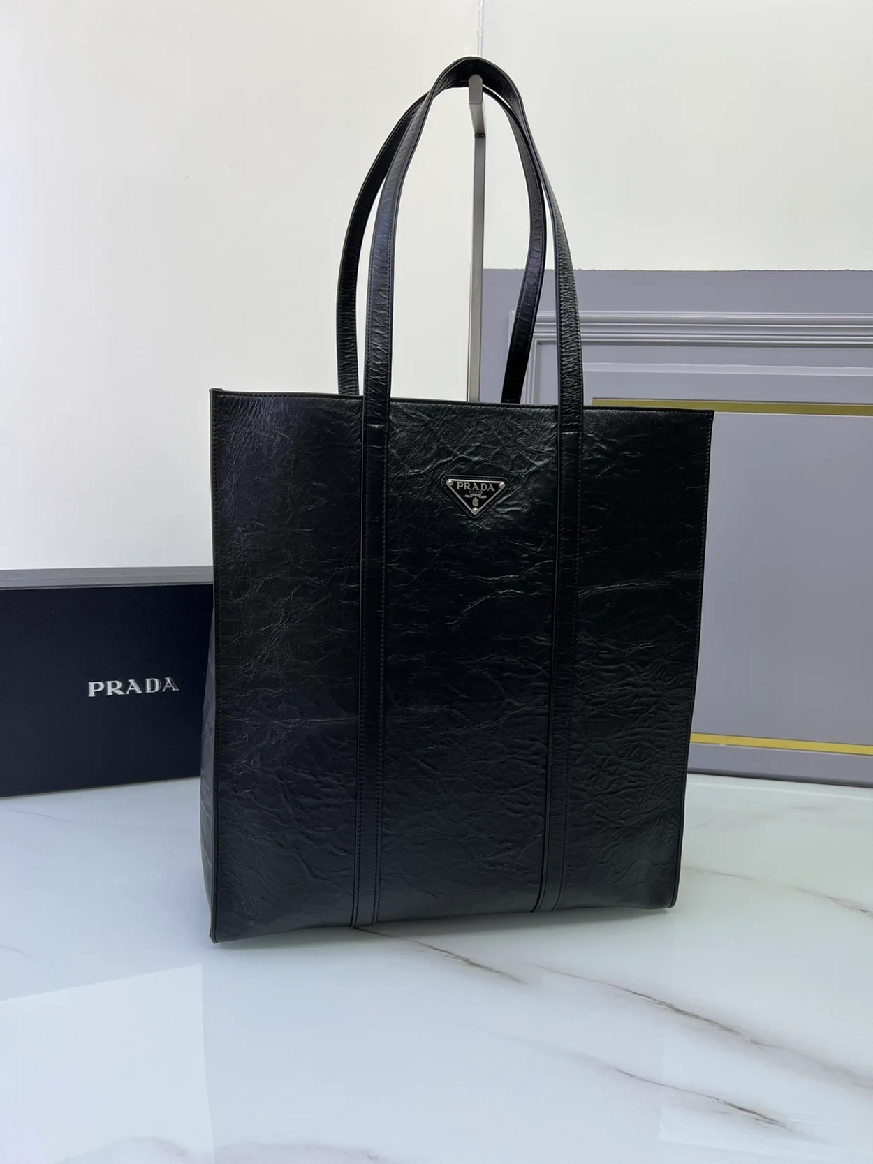 프라다 미디엄 엔틱 나파 레더 블랙