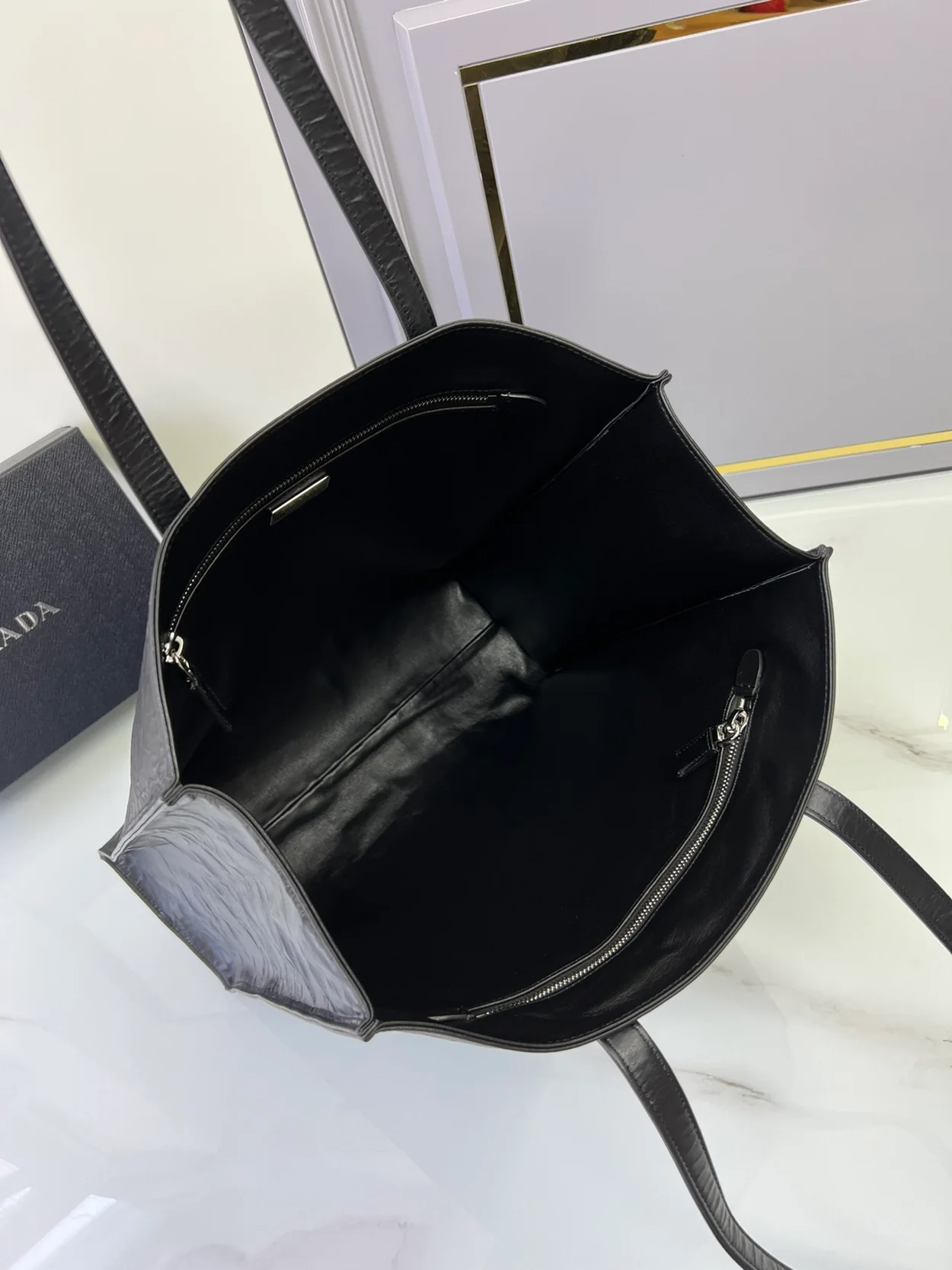 프라다 미디엄 엔틱 나파 레더 블랙