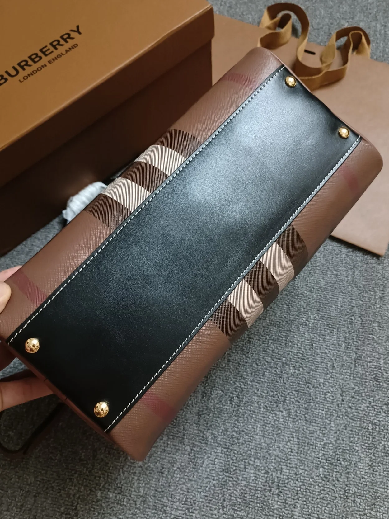 버버리 미디엄 체크 볼링백 브라운