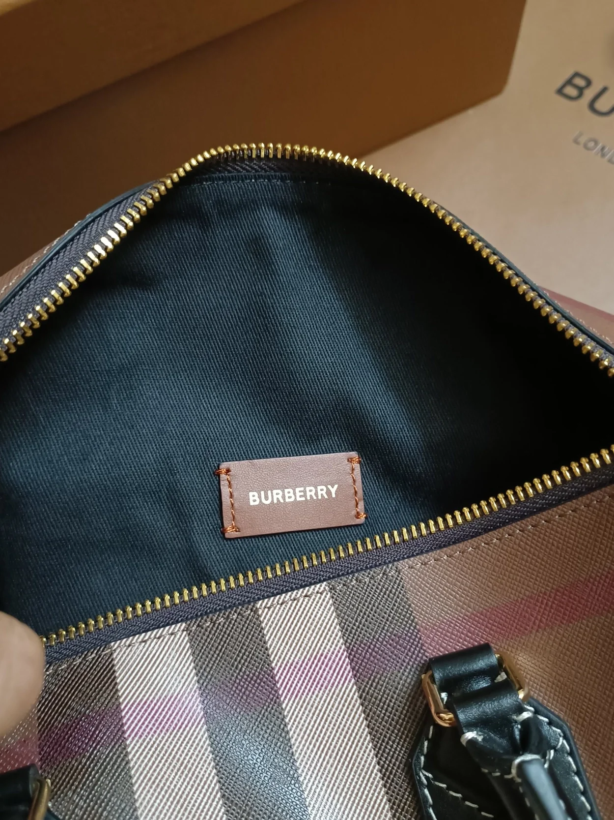 버버리 미디엄 체크 볼링백 브라운