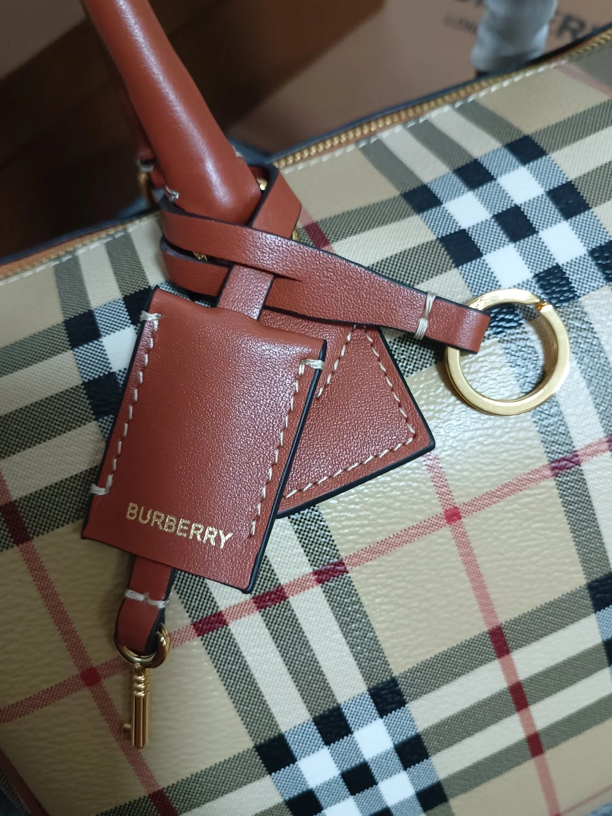 버버리 미디엄 체크 볼링백