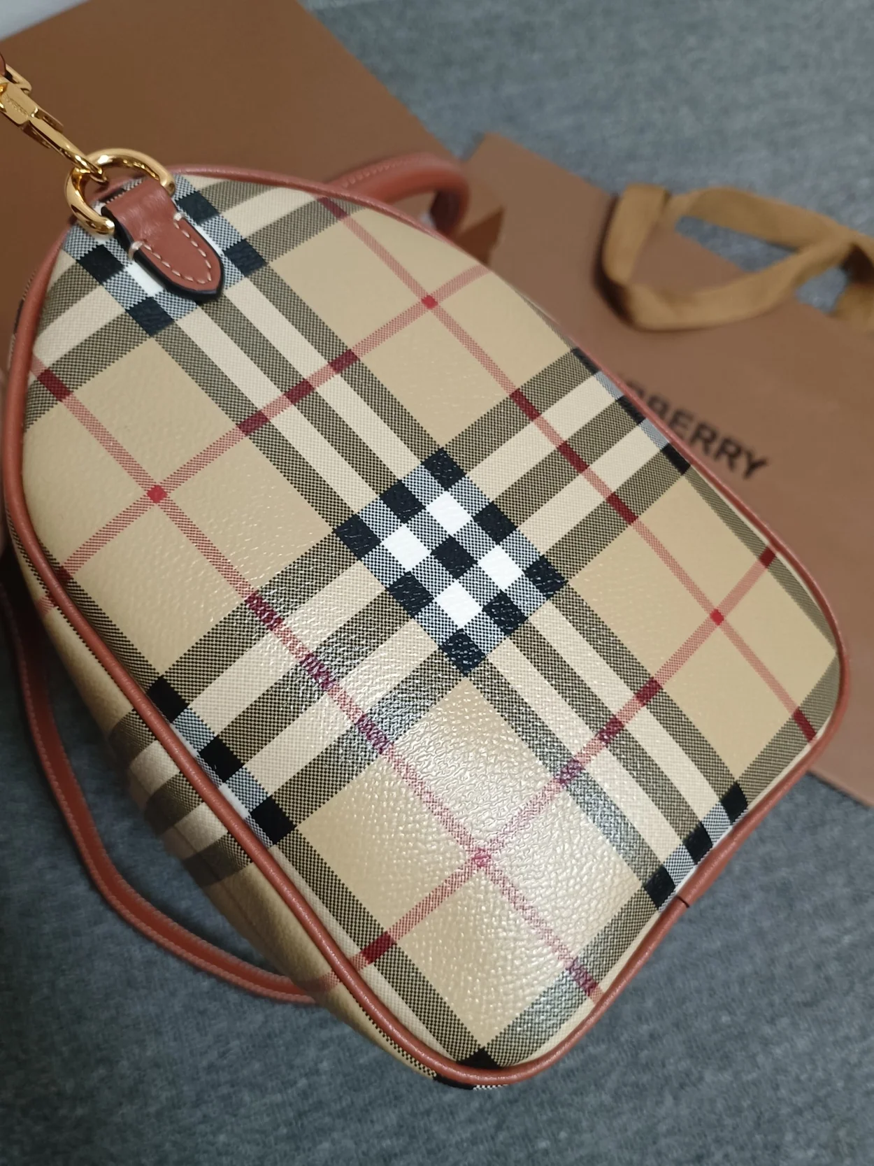 버버리 미디엄 체크 볼링백