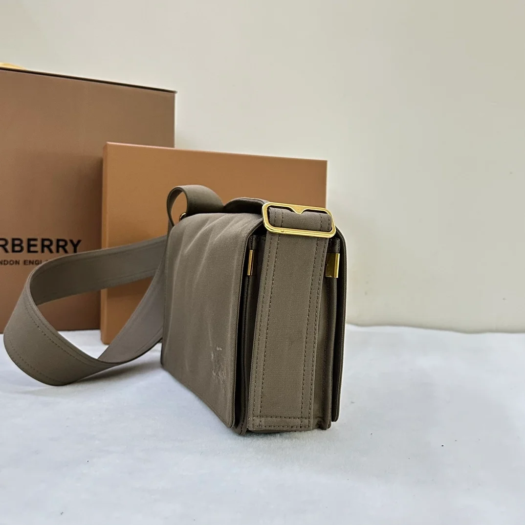 버버리 트렌치 크로스바디백 카키