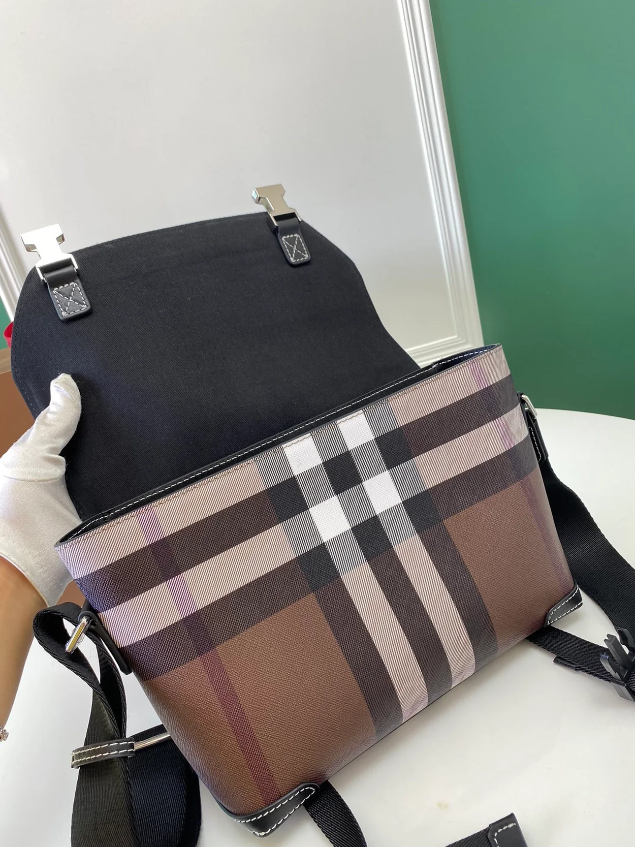 버버리 다크 버치 브라운 메신저백 라지