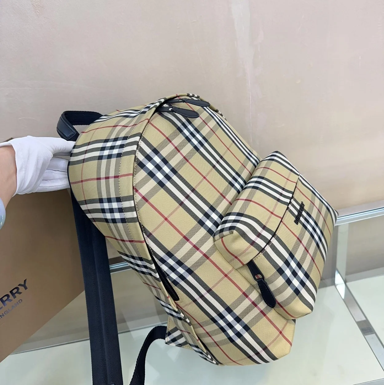 버버리 체크 가죽 백팩 베이지