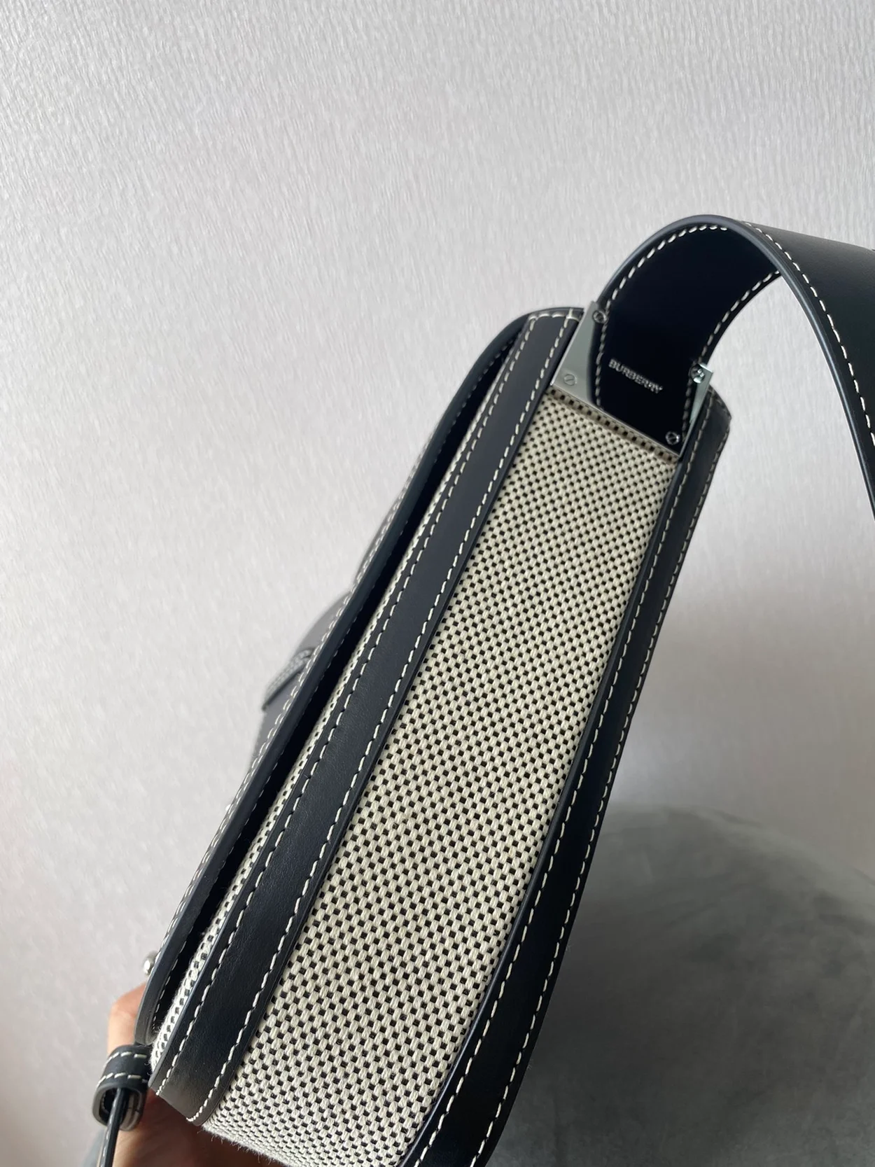 버버리 올림피아 메신저백