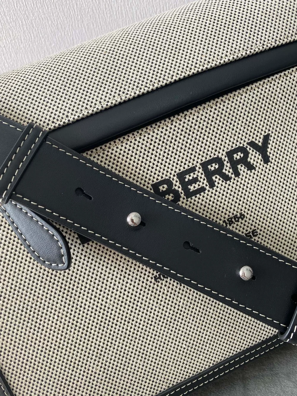 버버리 올림피아 메신저백