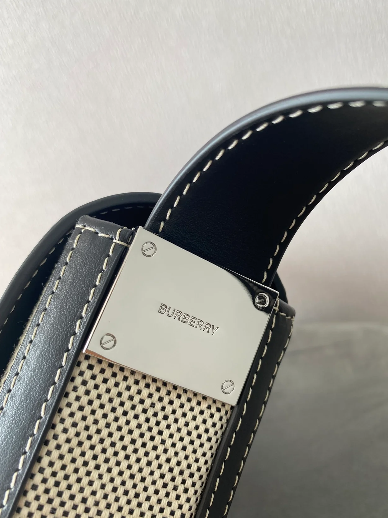 버버리 올림피아 메신저백