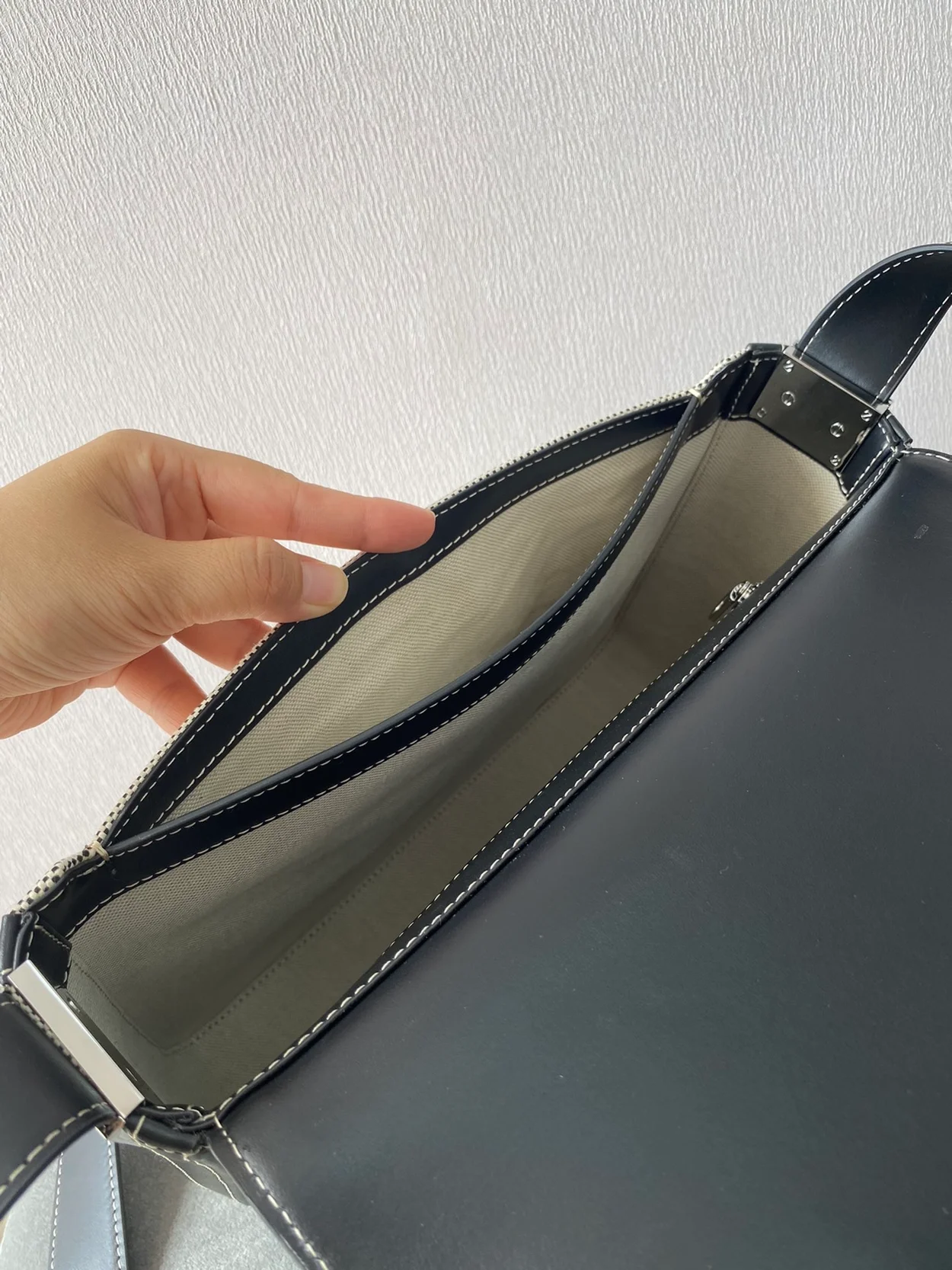 버버리 올림피아 메신저백