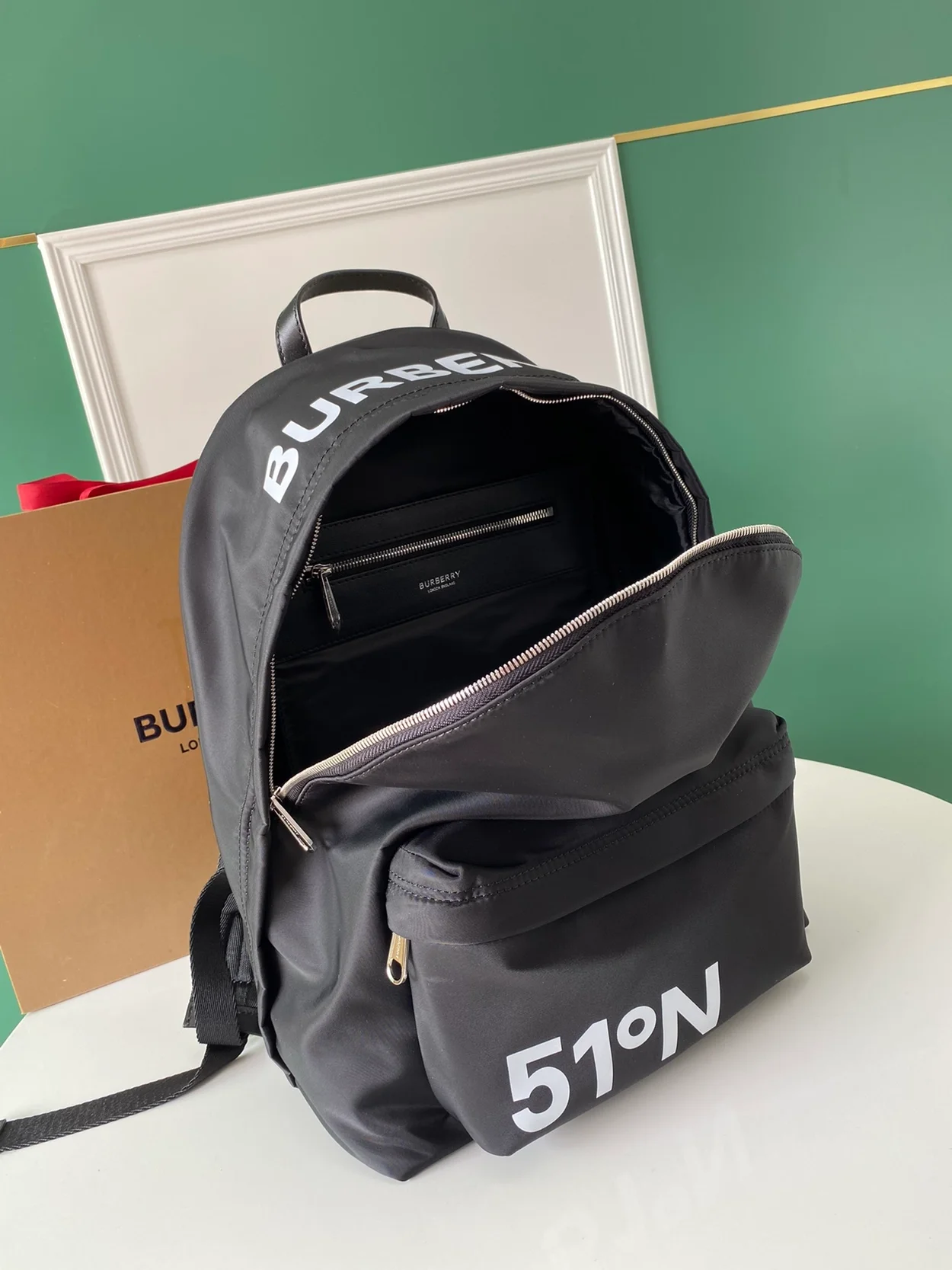 버버리 패드로 코디네이트 프린트 백팩