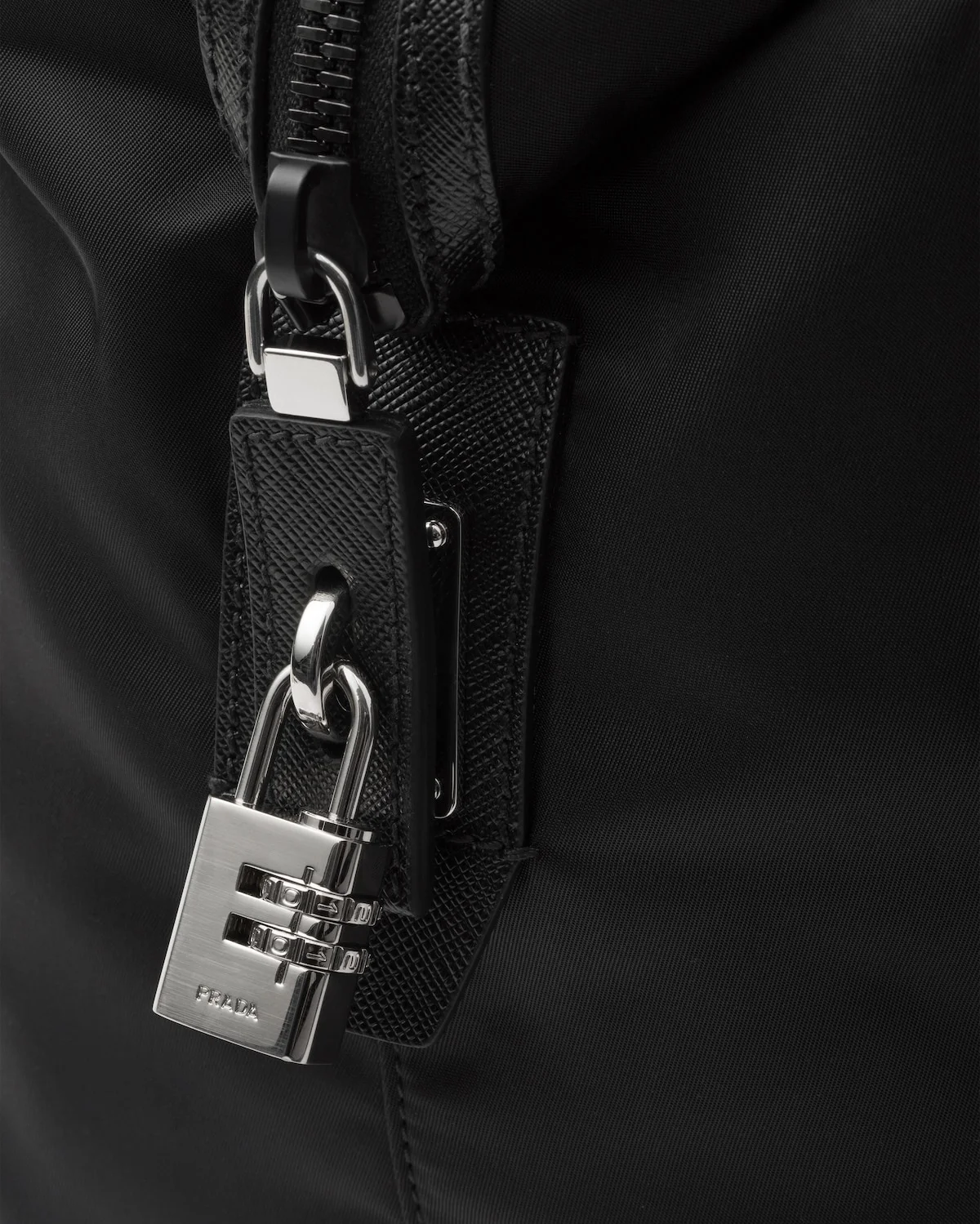 프라다 리나일론 사피아노 가죽 더플백