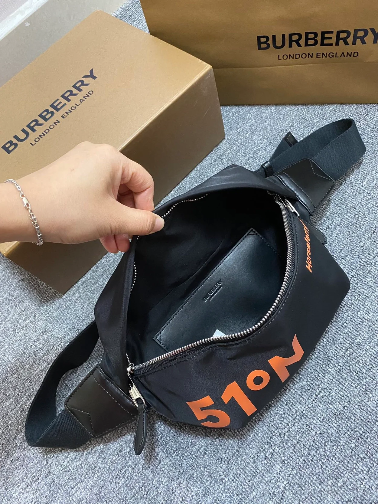 버버리 코디네이트 쏘니 벨트백