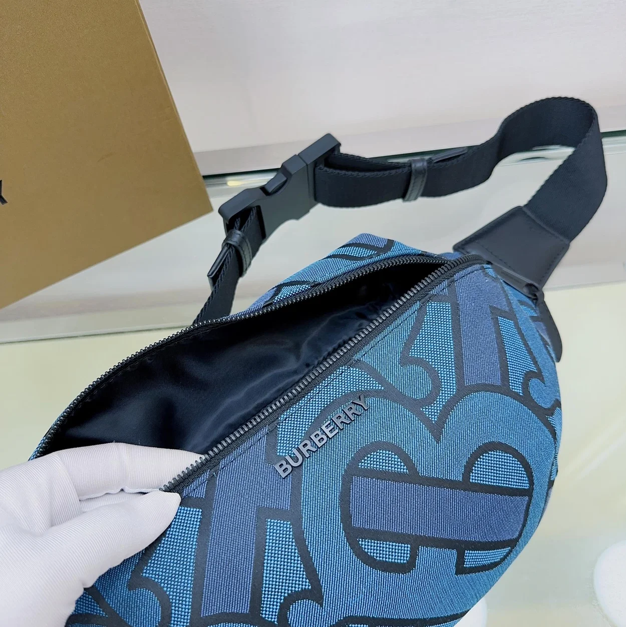 버버리 소니 모노그램 자카드 범백