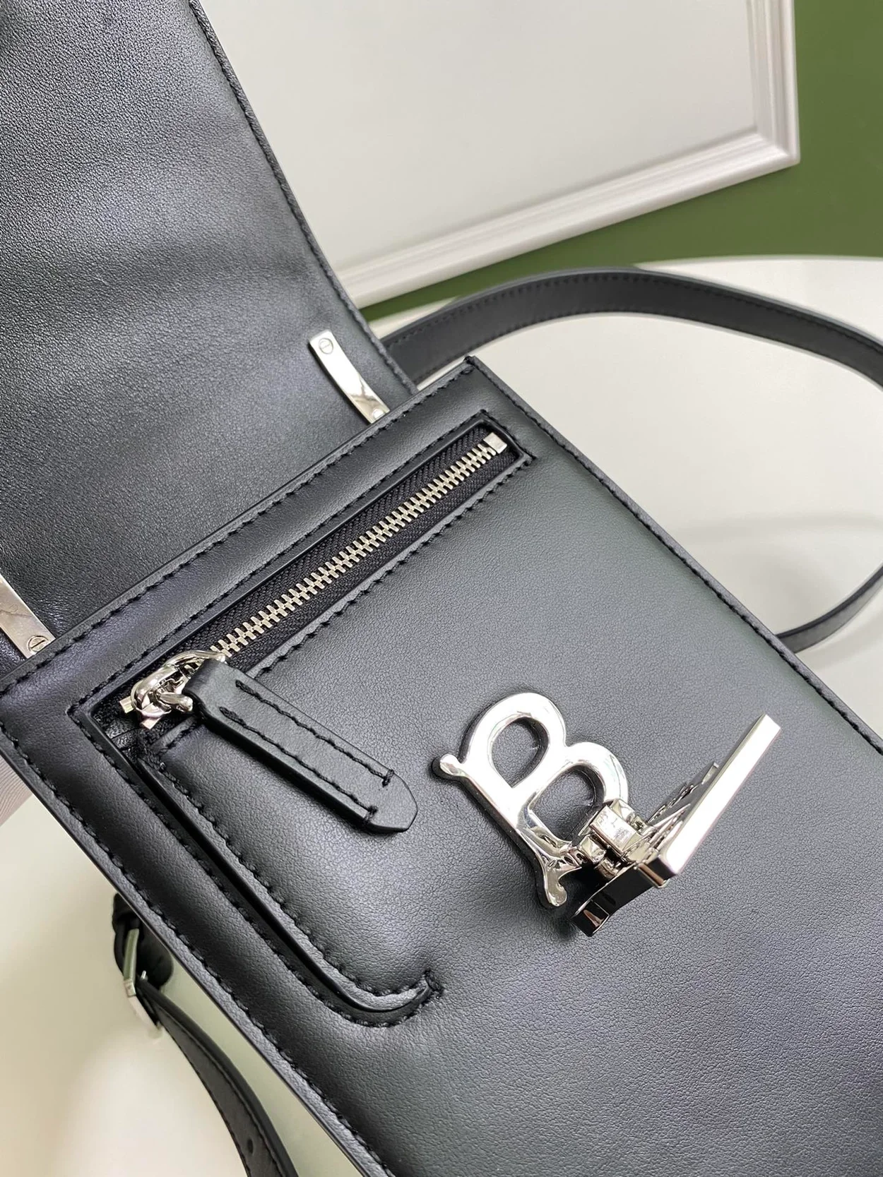 버버리 크로스백 로빈 블랙