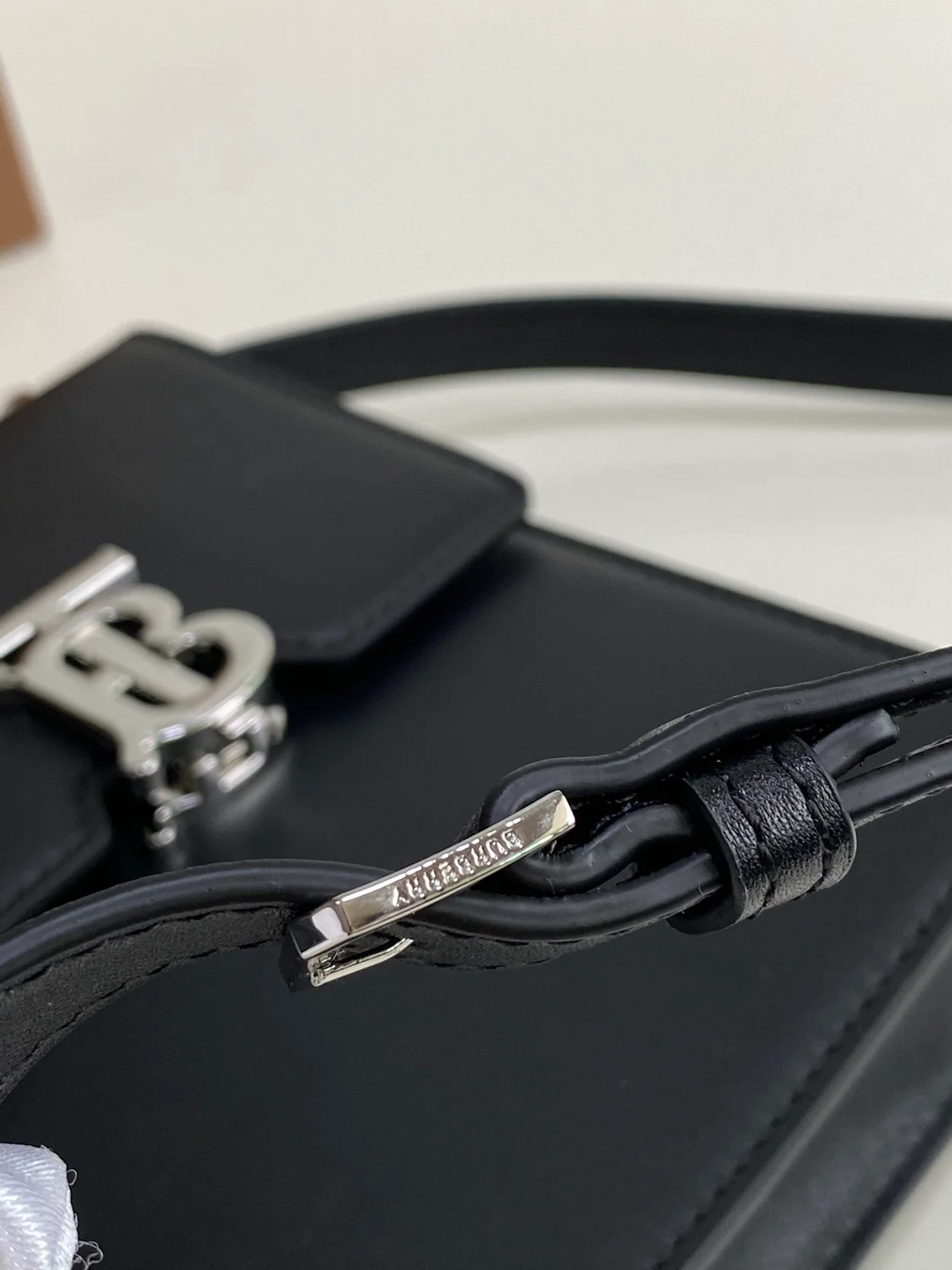 버버리 크로스백 로빈 블랙