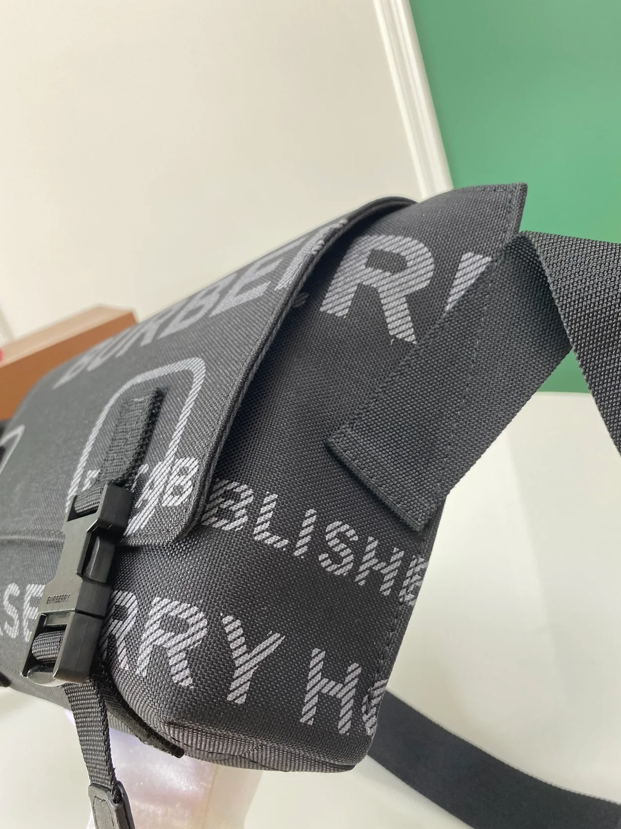 버버리 호스페리 프린트 블랙 크로스백