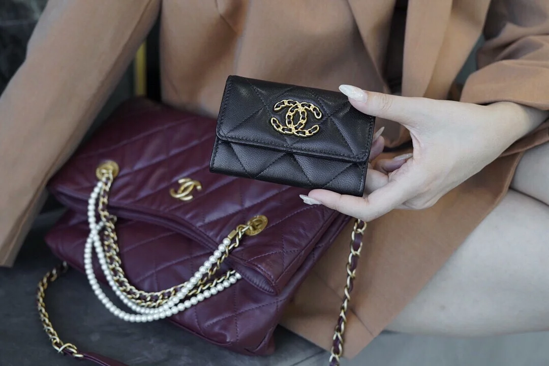 샤넬 19 플랩 카드 홀더 블랙