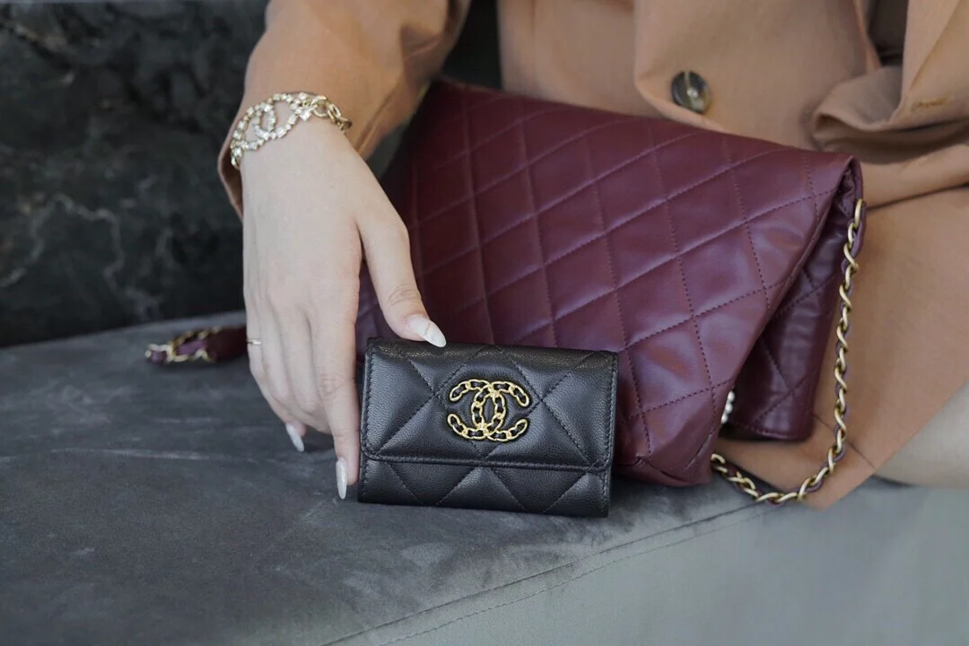 샤넬 19 플랩 카드 홀더 블랙