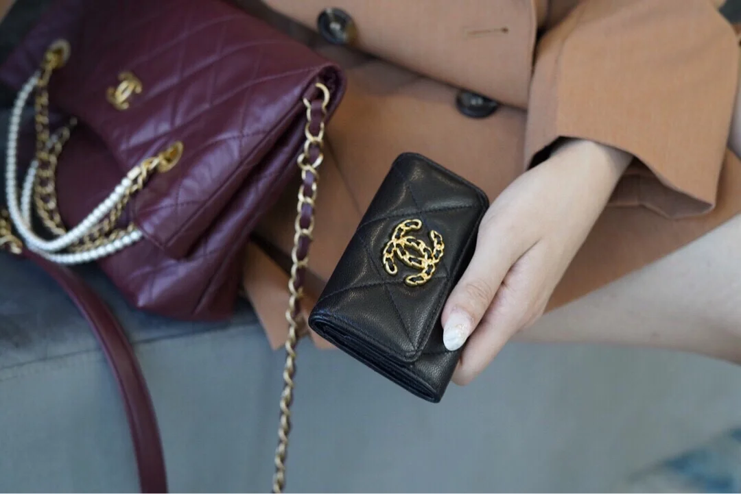 샤넬 19 플랩 카드 홀더 블랙