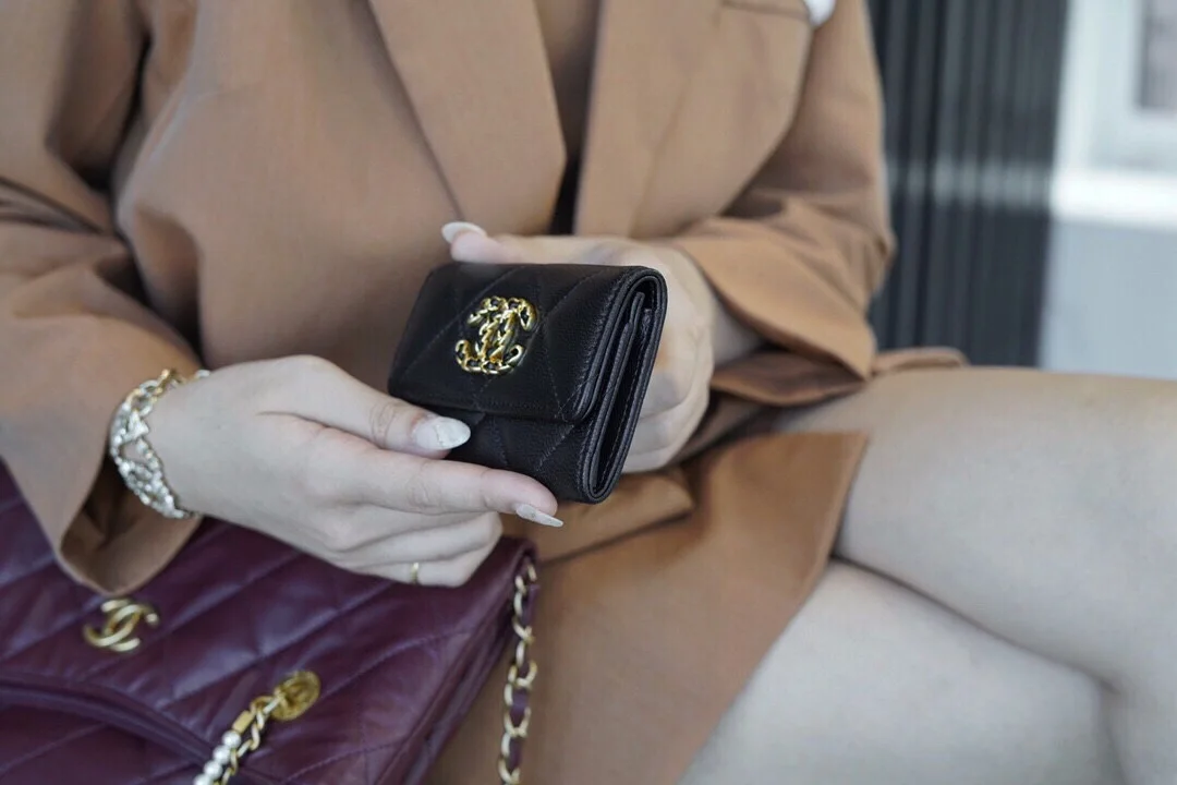 샤넬 19 플랩 카드 홀더 블랙