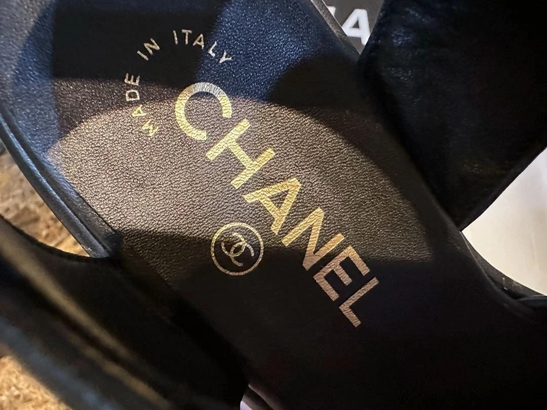 샤넬 인터로킹 CC 로고 슬링백 샌들