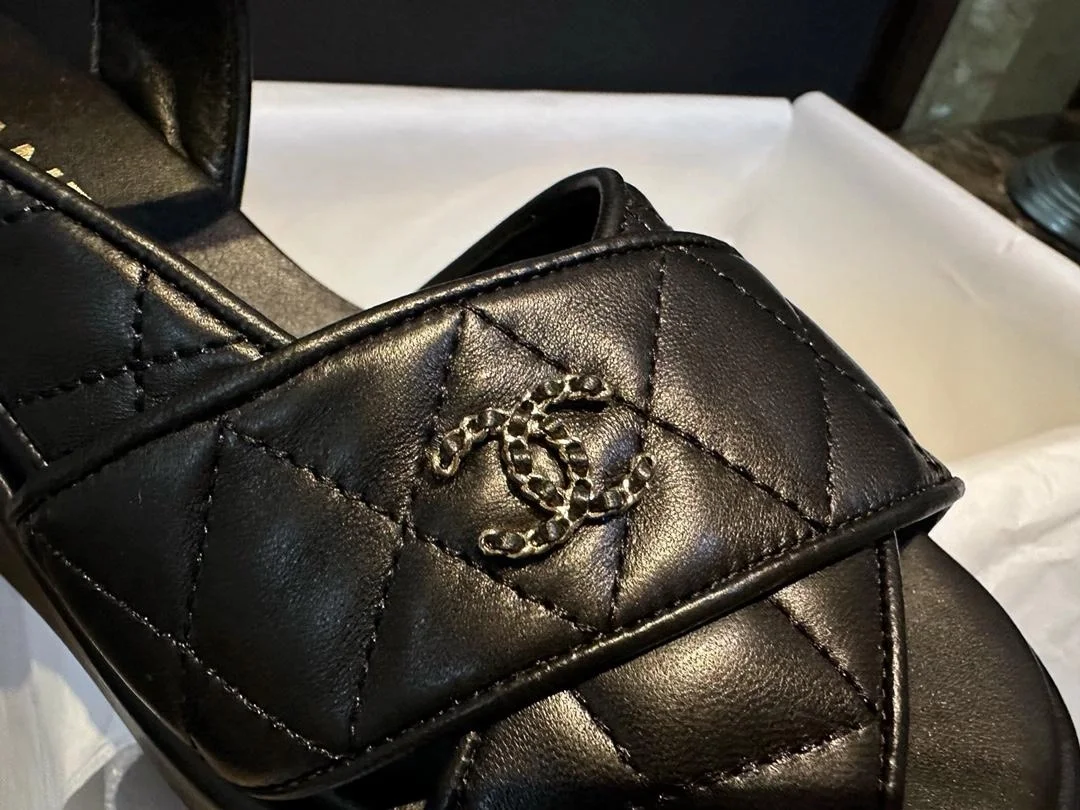 샤넬 인터로킹 CC 로고 슬링백 샌들