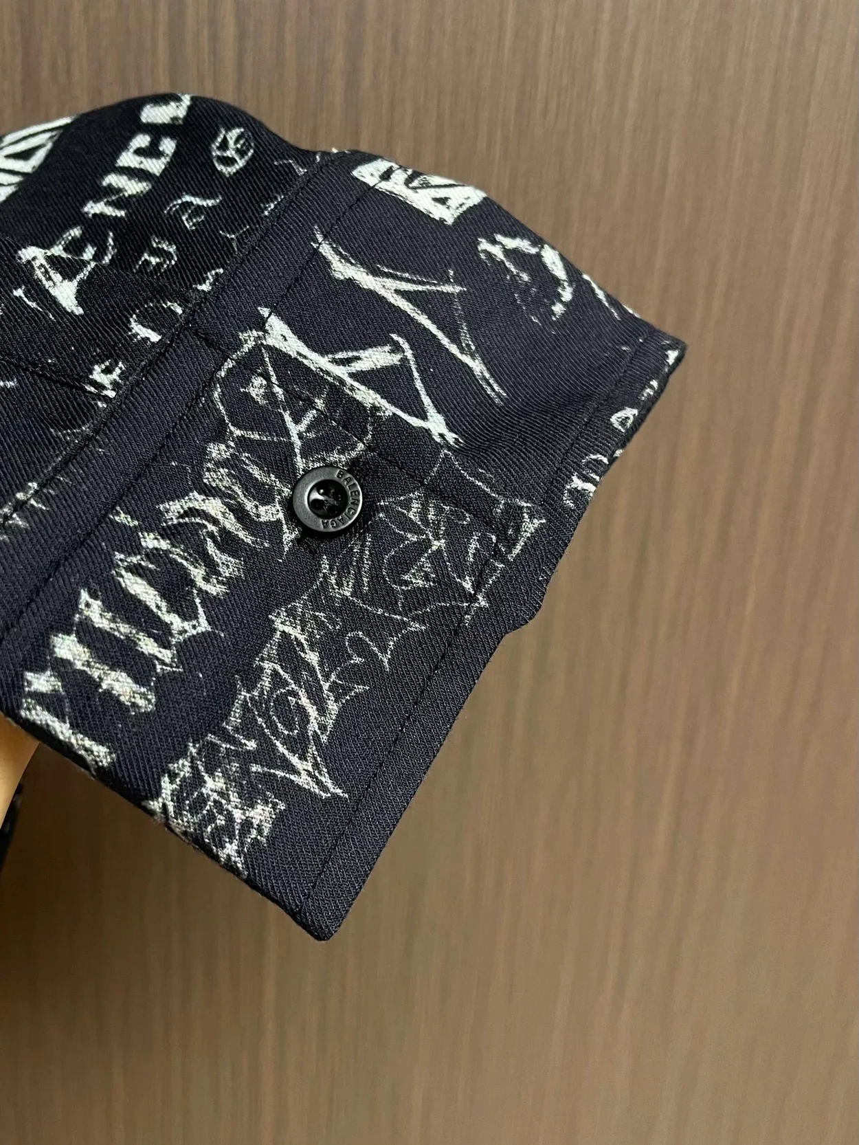 발렌시아가 로고 프린트 셔츠 블랙