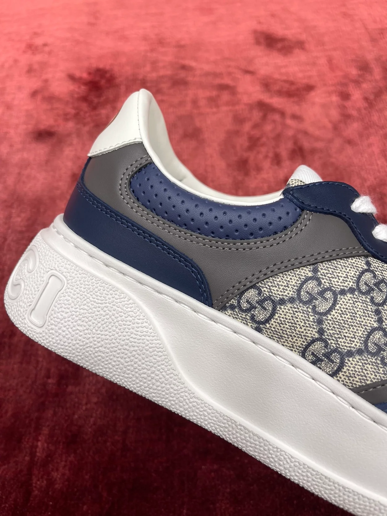 구찌 GG 수프림 로우탑 스니커즈