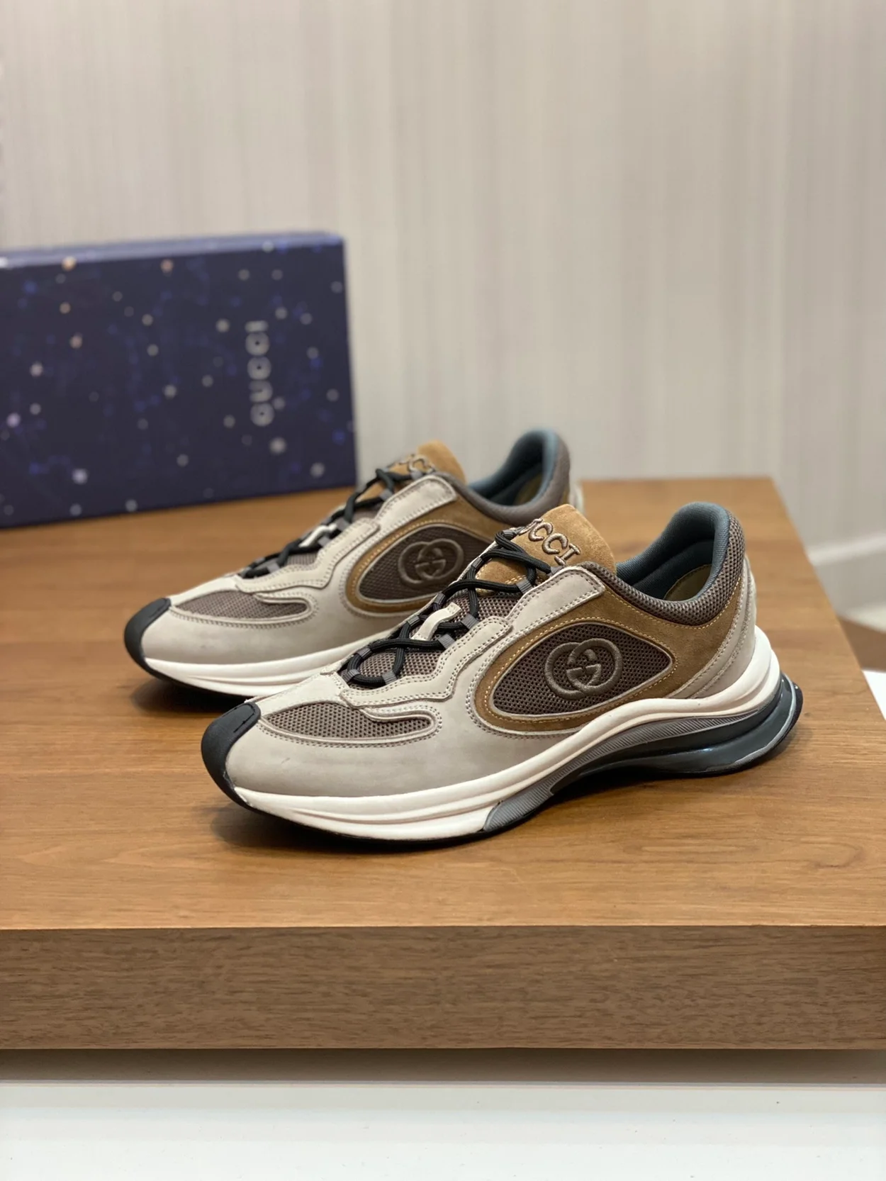 구찌 라이트 그레이 스웨이드 스니커즈