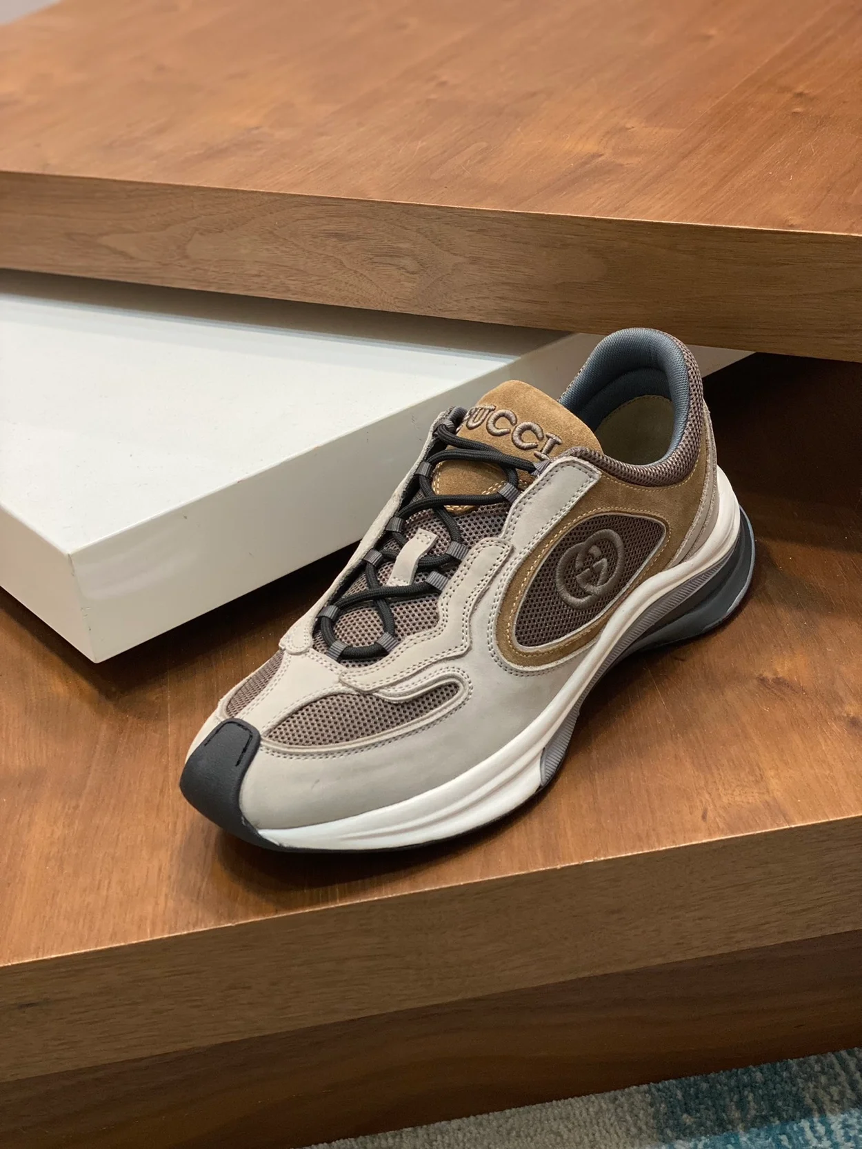 구찌 라이트 그레이 스웨이드 스니커즈