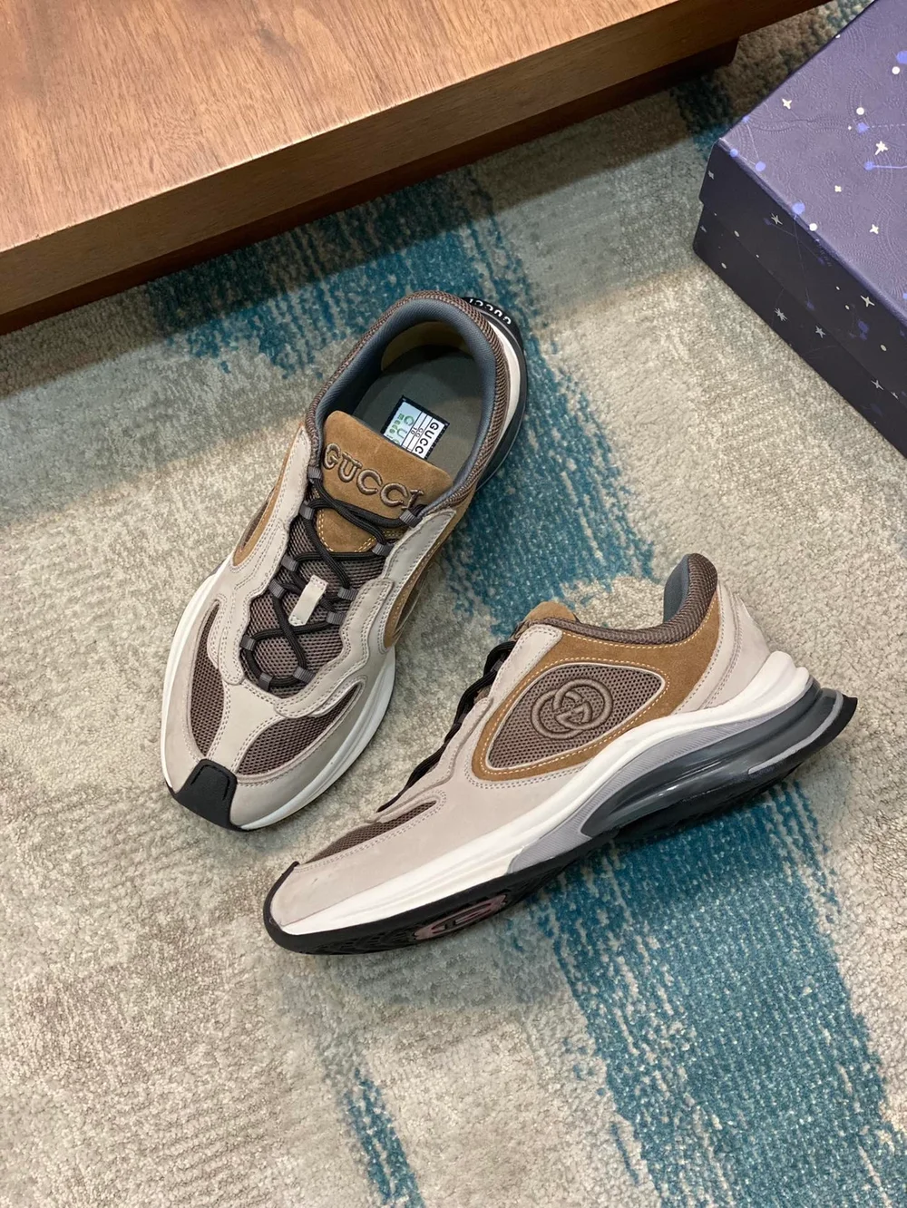 구찌 라이트 그레이 스웨이드 스니커즈