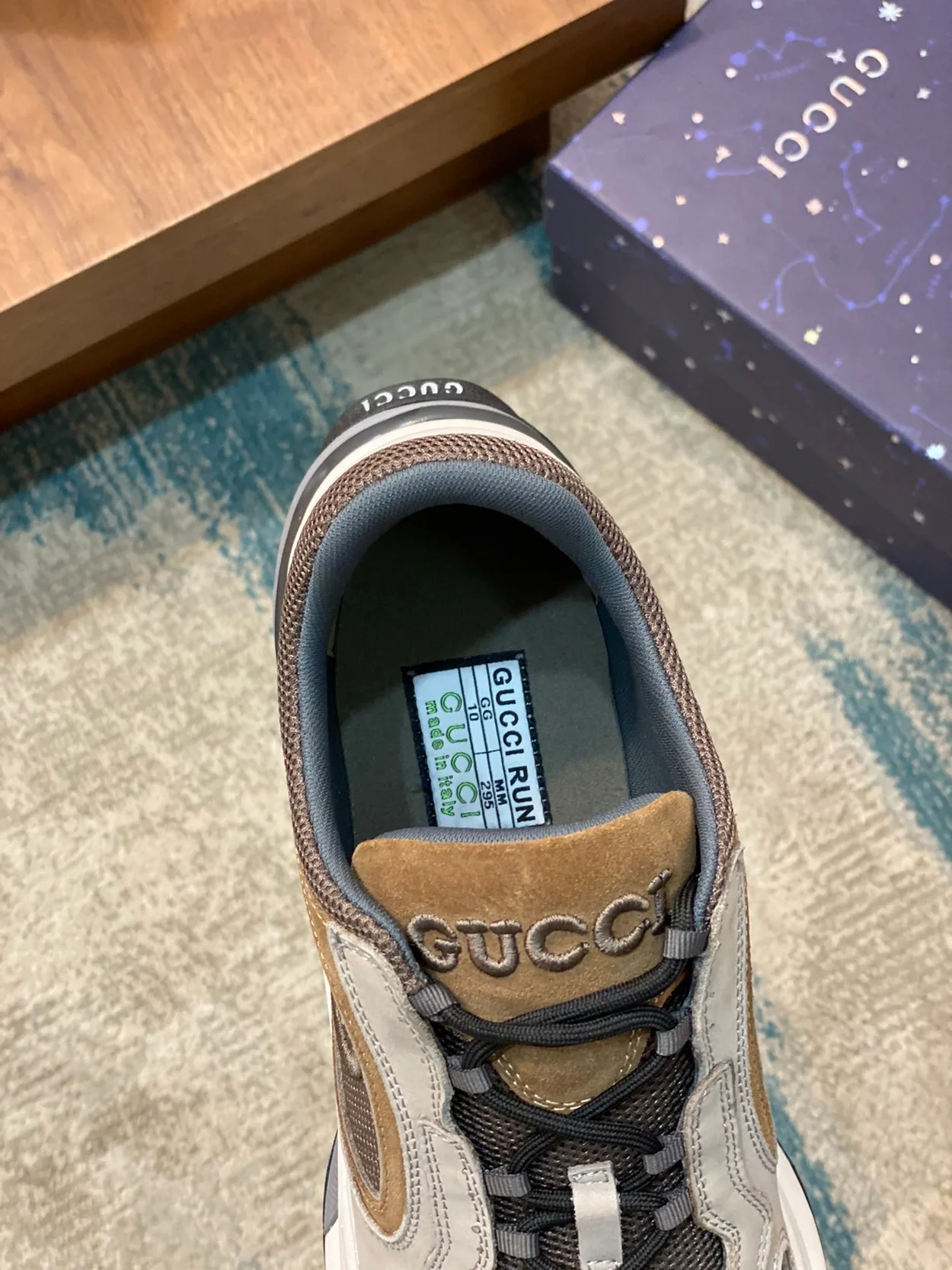 구찌 라이트 그레이 스웨이드 스니커즈