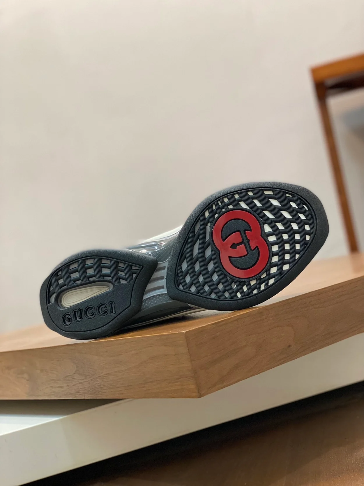 구찌 라이트 그레이 스웨이드 스니커즈