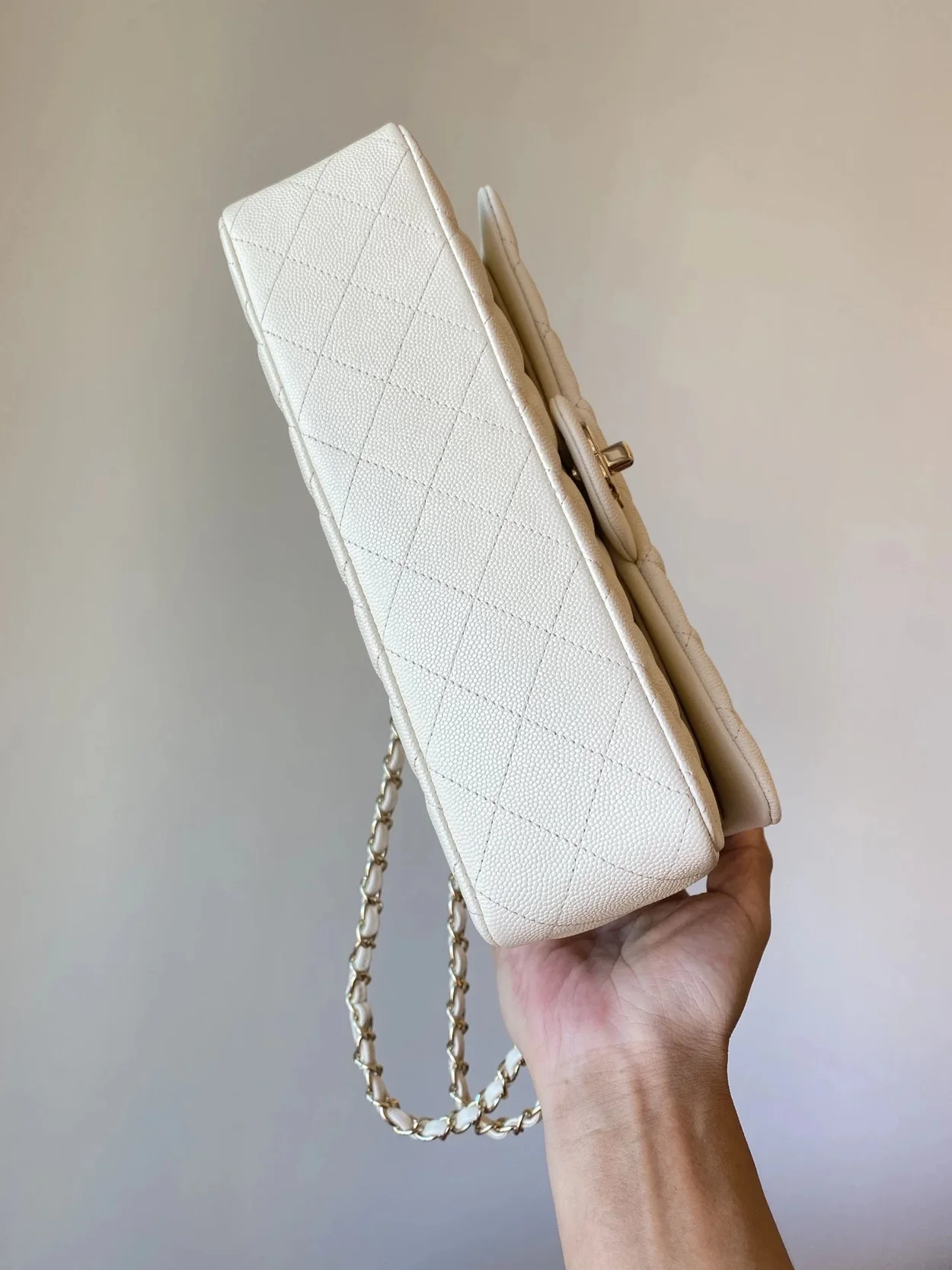 샤넬 클래식 미디움 캐비어 화이트 골드