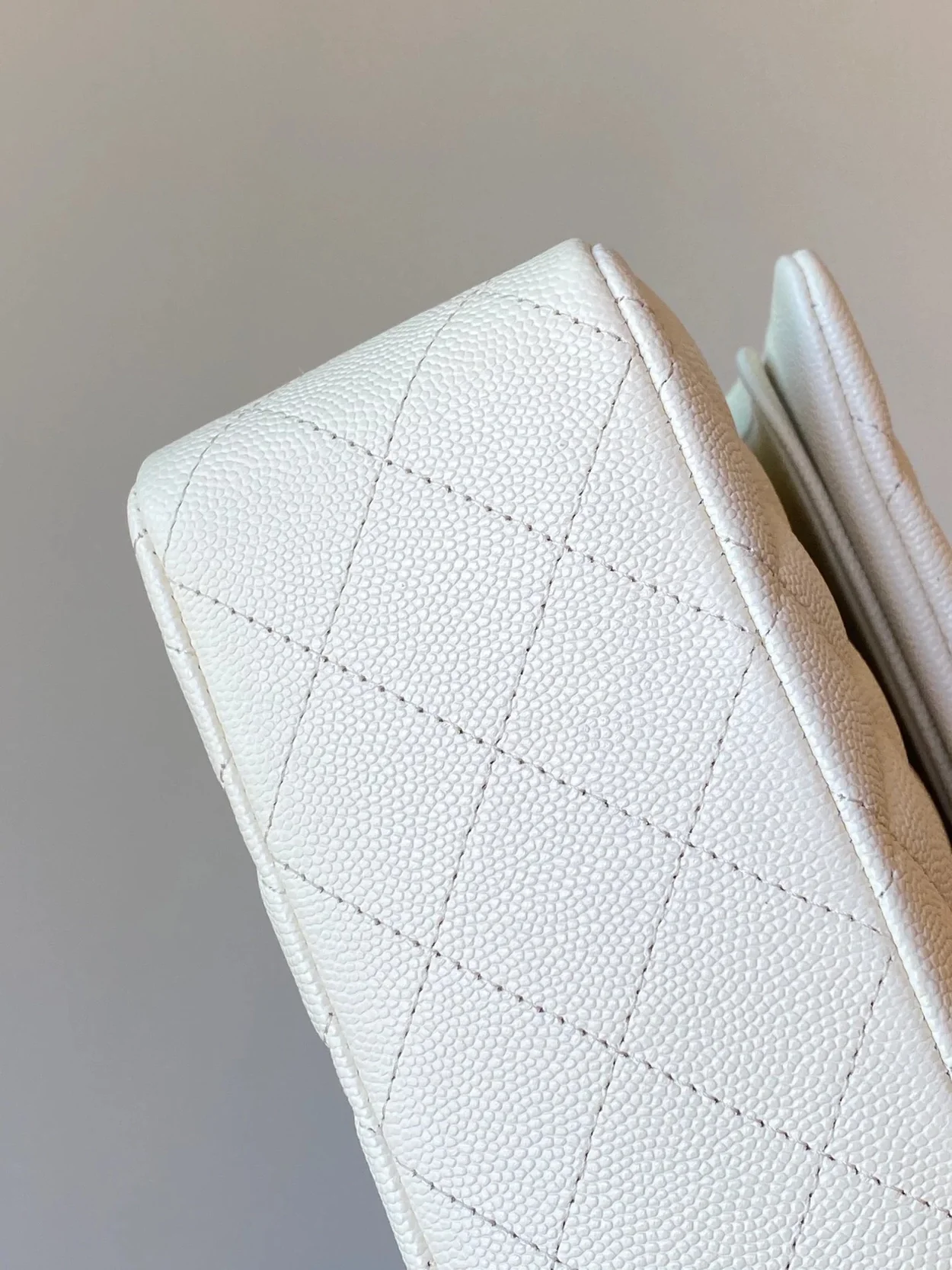 샤넬 클래식 미디움 캐비어 화이트 골드