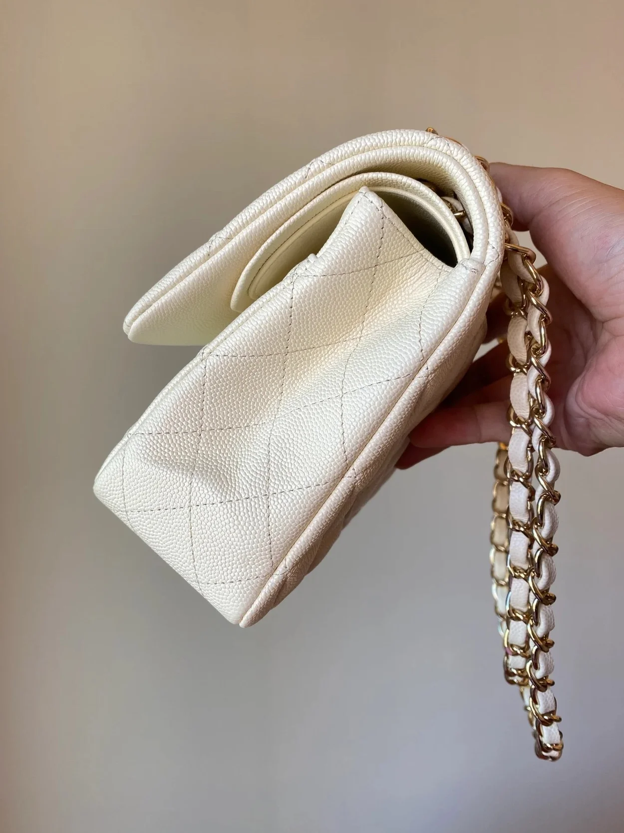 샤넬 클래식 미디움 캐비어 화이트 골드