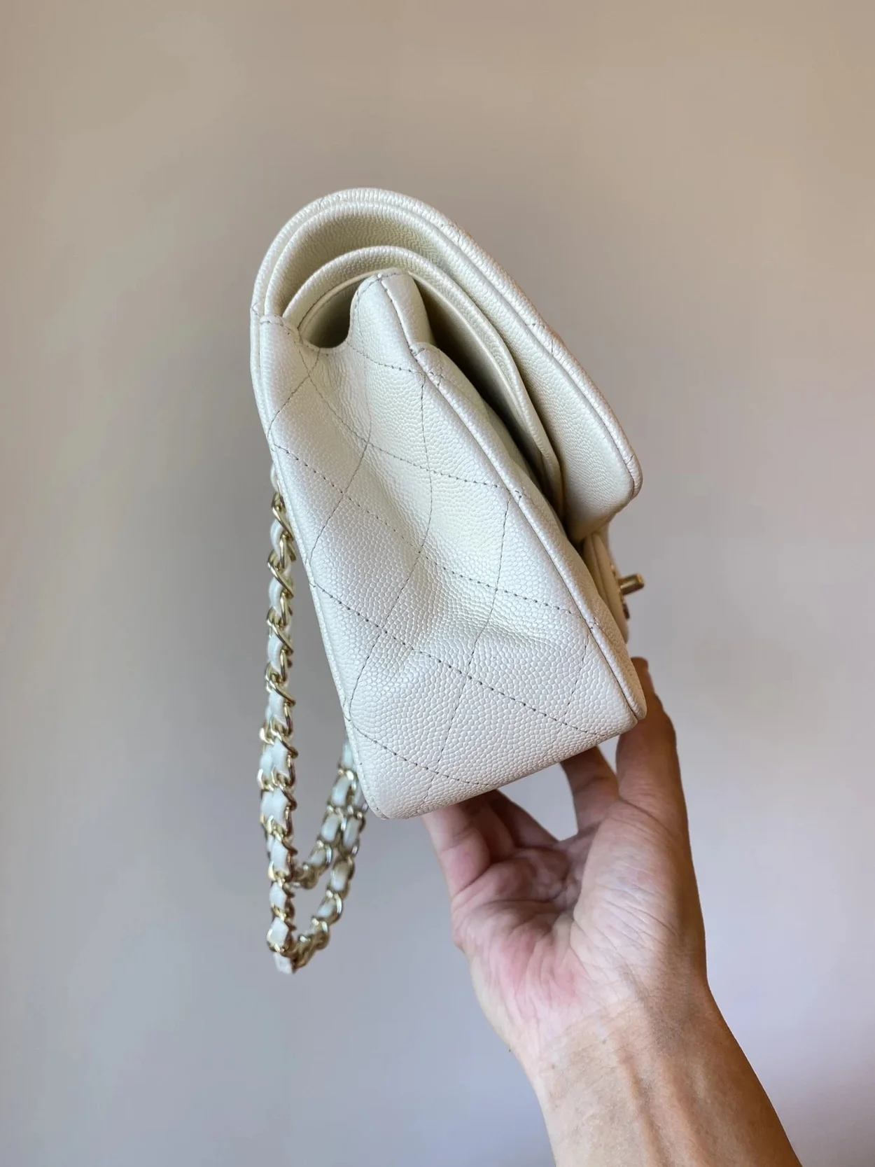 샤넬 클래식 미디움 캐비어 화이트 골드