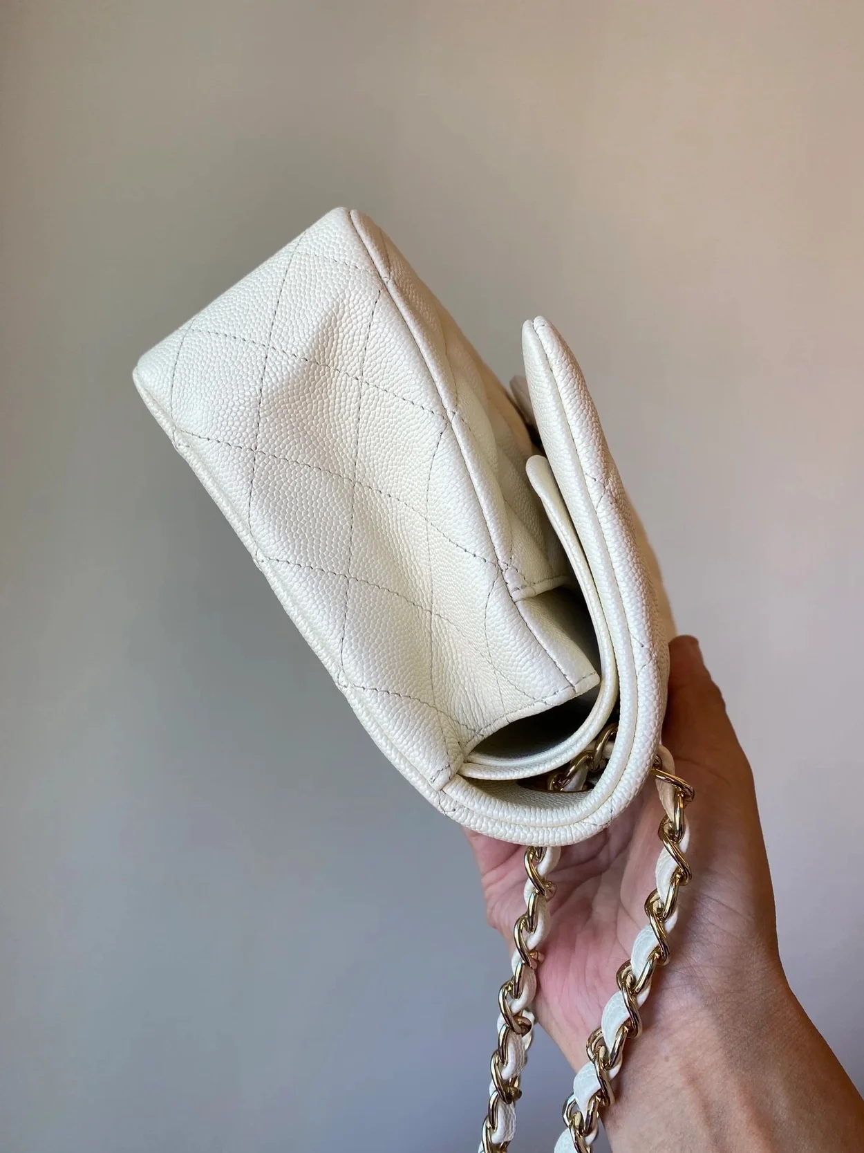 샤넬 클래식 미디움 캐비어 화이트 골드