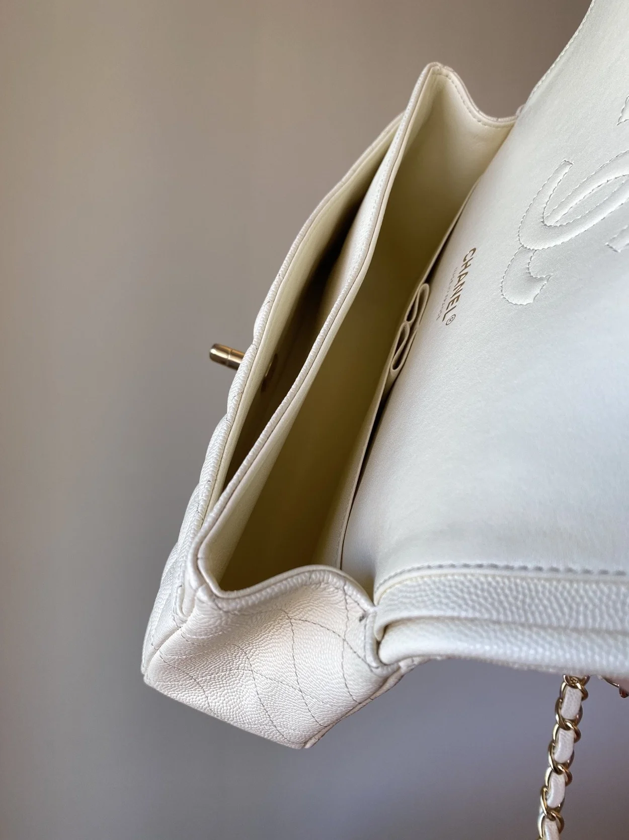 샤넬 클래식 미디움 캐비어 화이트 골드