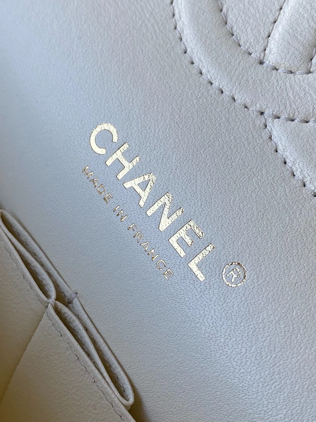 샤넬 클래식 미디움 캐비어 화이트 골드