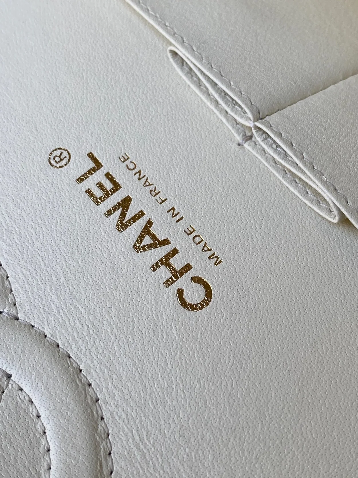 샤넬 클래식 미디움 캐비어 화이트 골드